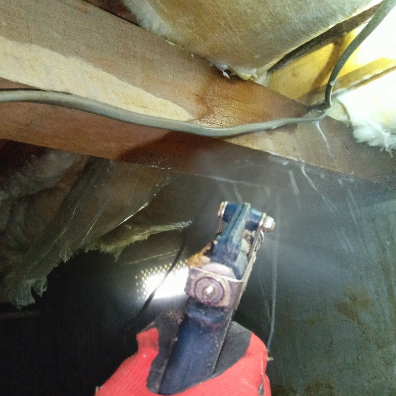 床下の木材にシロアリ駆除剤を散布する様子