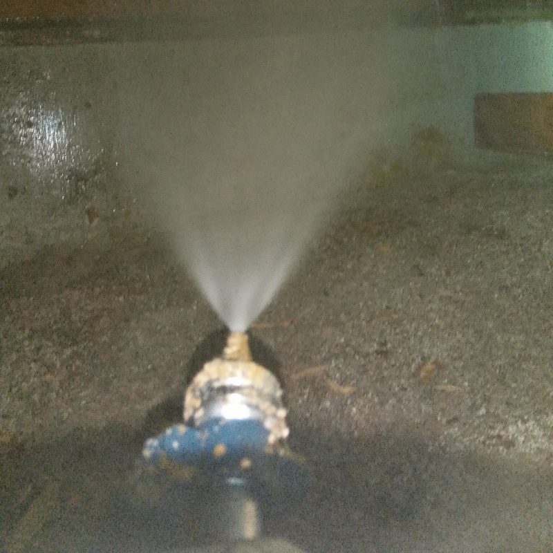 床下の基礎部分にシロアリ駆除剤を散布する様子