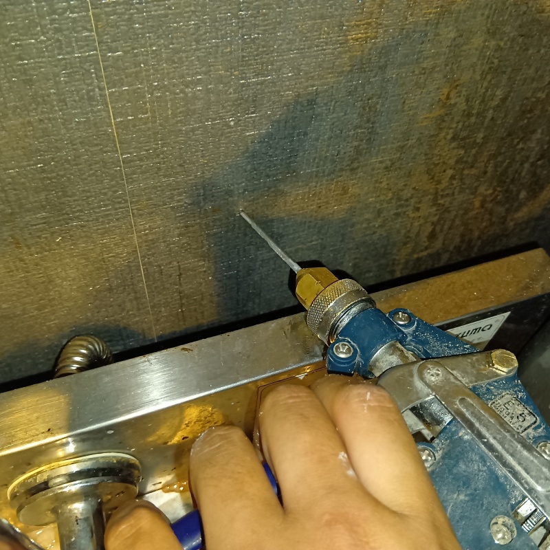 壁にシロアリ駆除剤を注入する様子