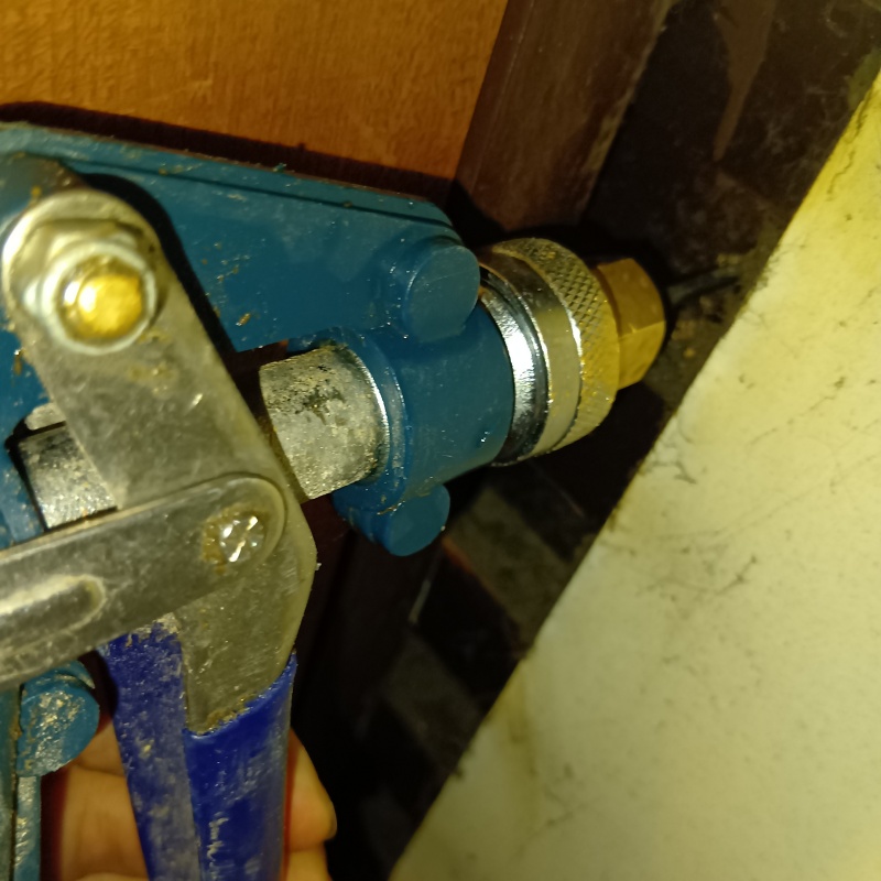 洗面所の壁にシロアリ駆除剤を注入する様子