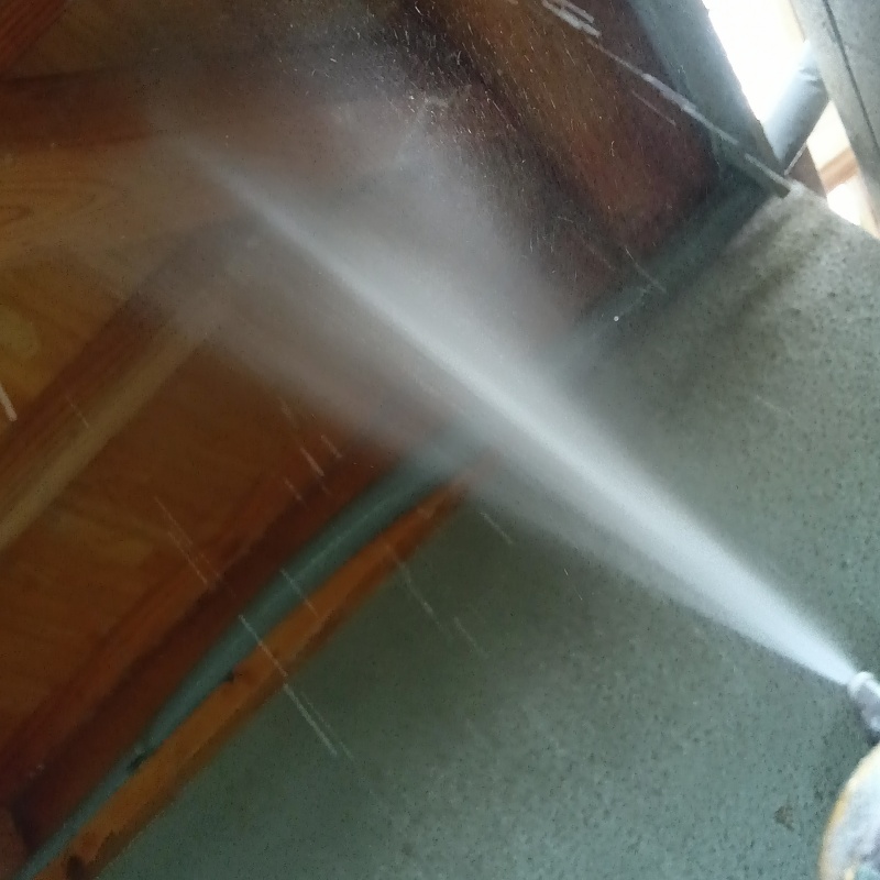 床下の木材にシロアリ駆除剤を散布する様子