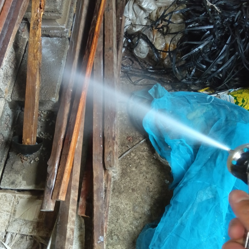 基礎まわりにシロアリ駆除剤を散布する様子