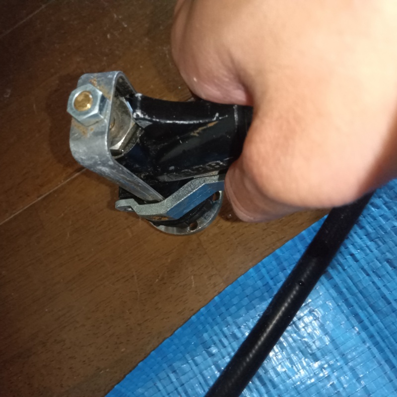 廊下の床にシロアリ駆除剤を注入する様子