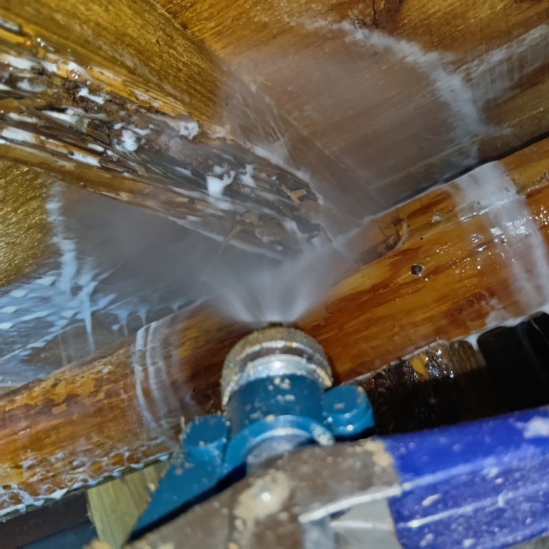 床下の木材にシロアリ駆除剤を散布する様子