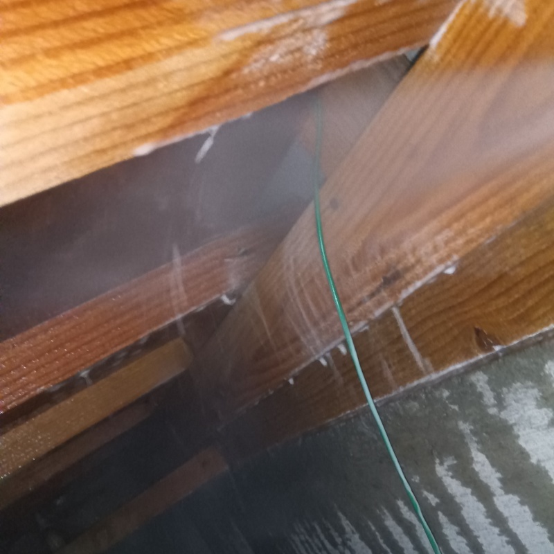 床下の木材にシロアリ駆除剤を散布する様子