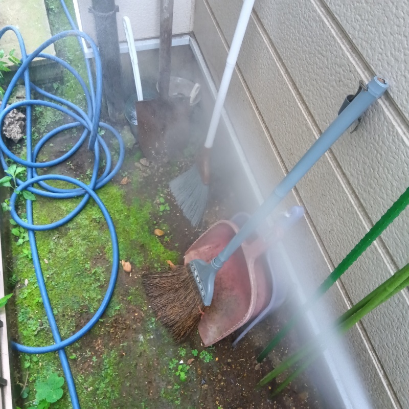 基礎まわりにシロアリ駆除剤を散布する様子