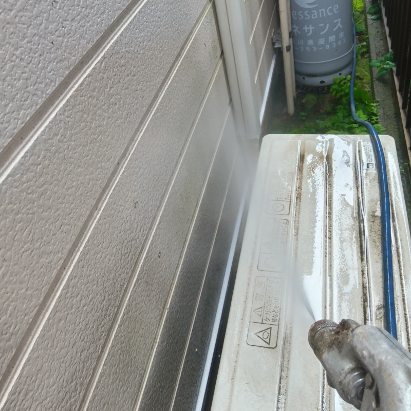 基礎まわりにシロアリ駆除剤を散布する様子