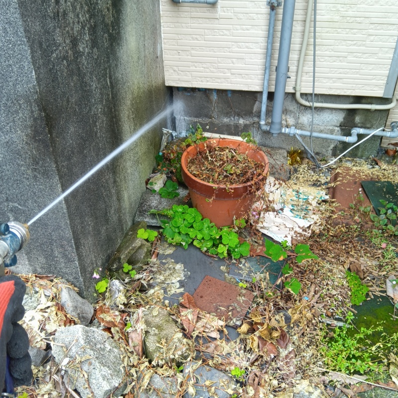 基礎まわりにシロアリ駆除剤を散布する様子