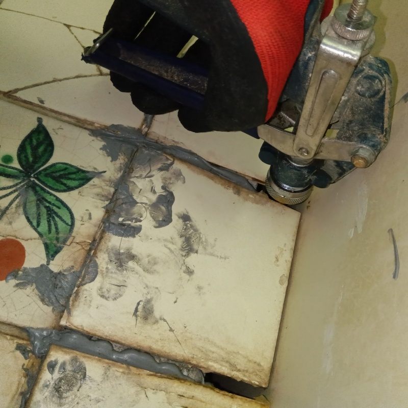 浴室の床にシロアリ駆除剤を注入する様子