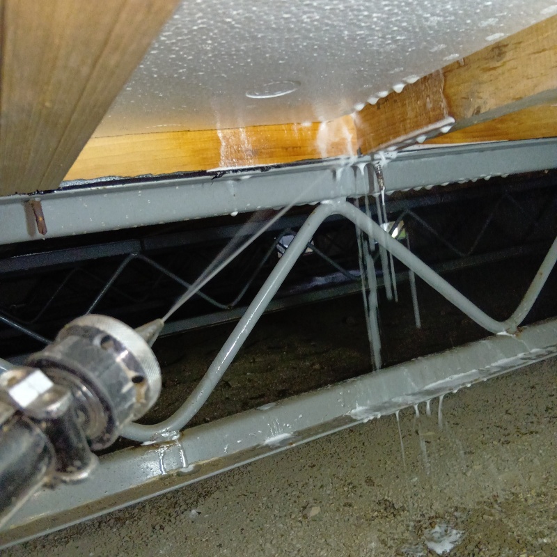 床下の木材にシロアリ駆除剤を散布する様子