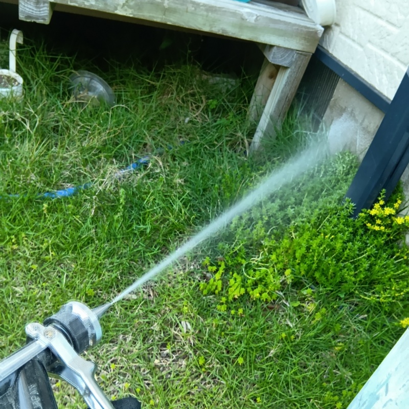 基礎まわりにシロアリ駆除剤を散布する様子