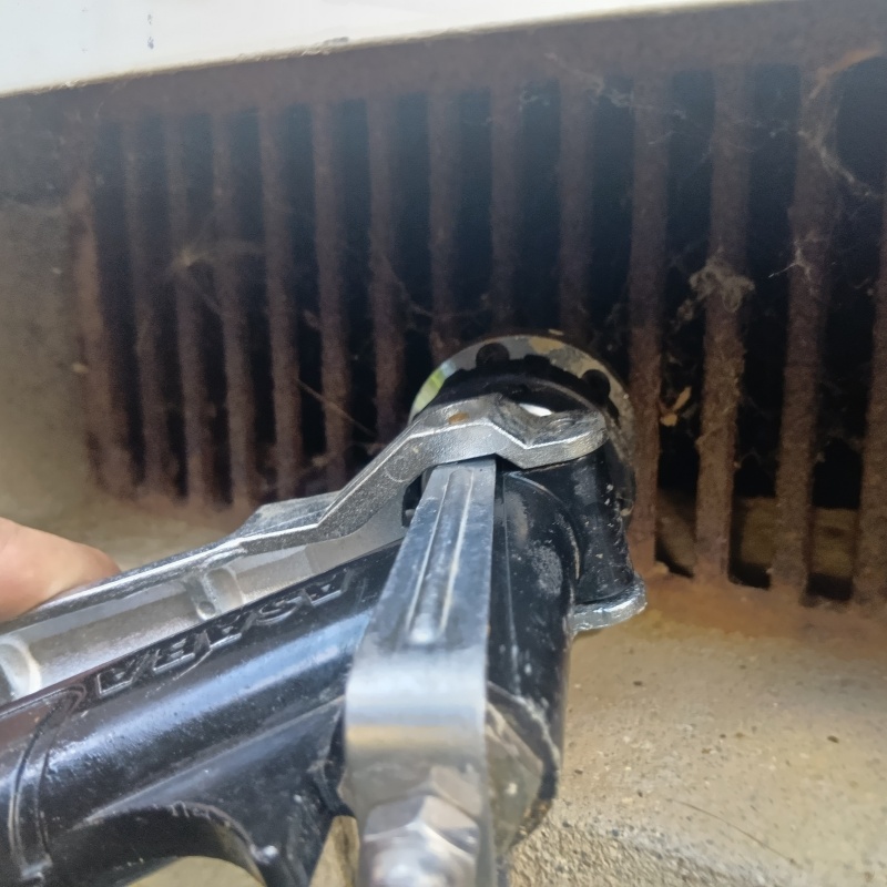 床下の土壌にシロアリ駆除剤を散布した様子