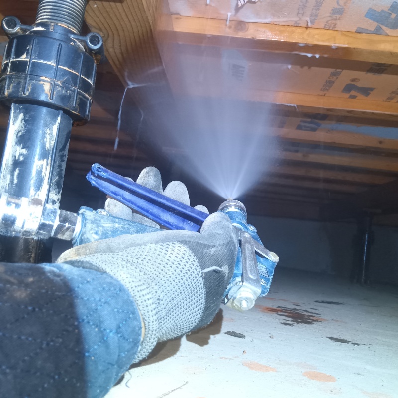 床下の木材に防蟻剤を散布した様子