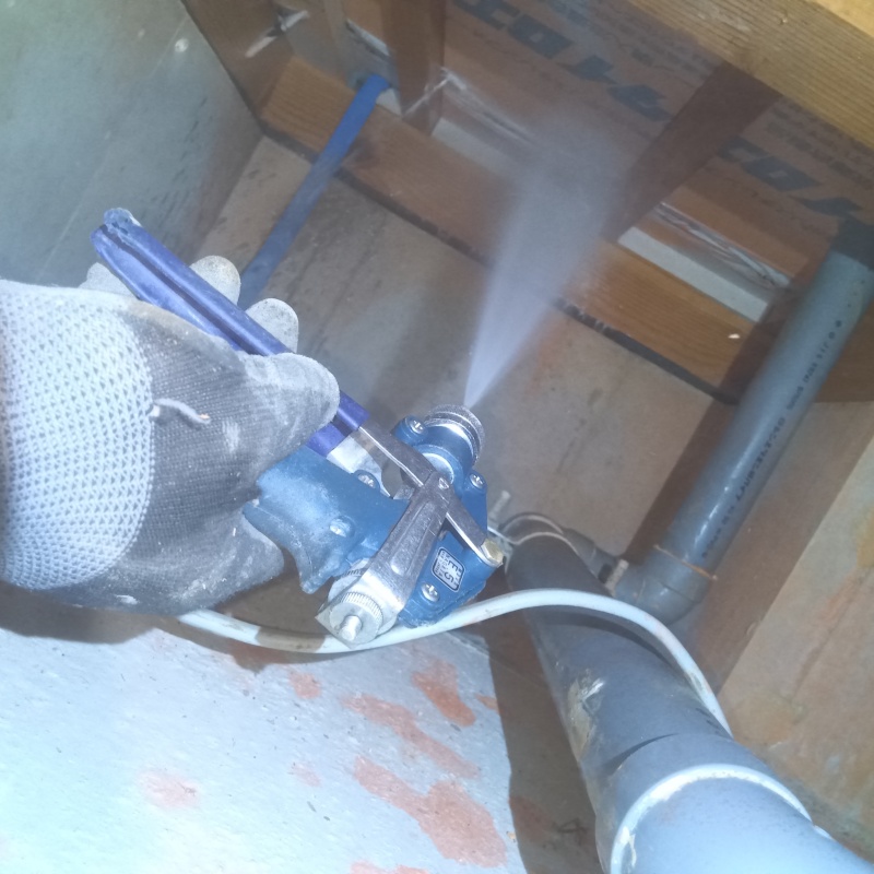 床下の木材に防蟻剤を散布した様子