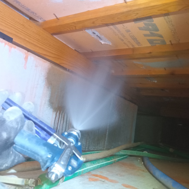 床下の基礎部分に防蟻剤を散布した様子