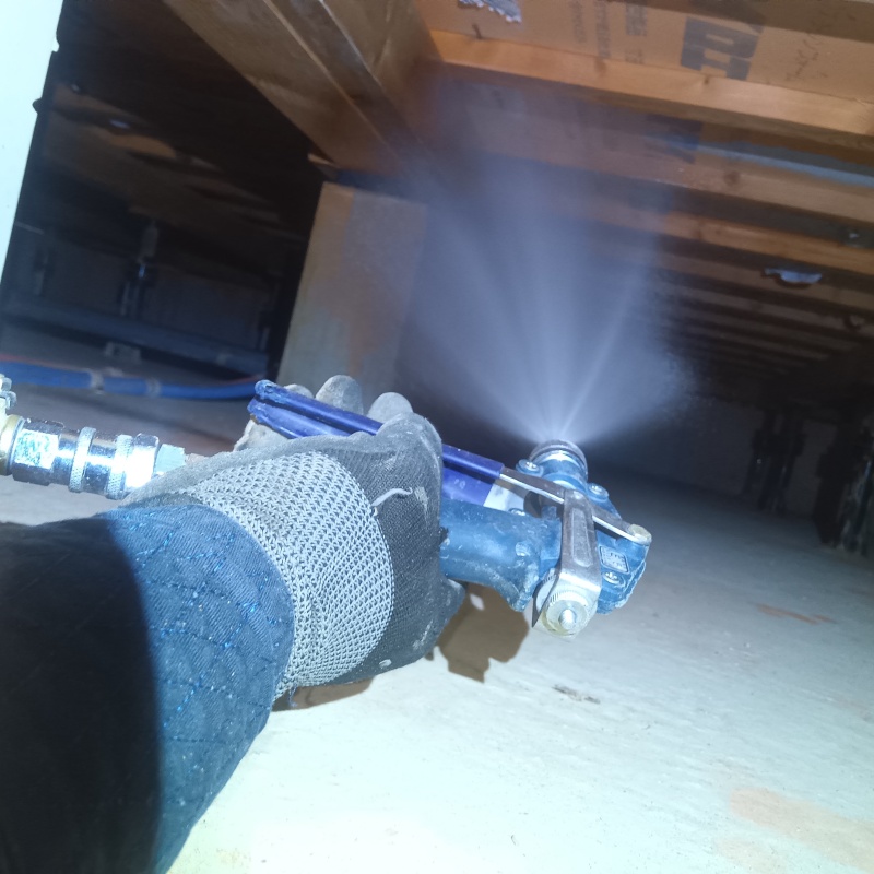 床下の基礎部分に防蟻剤を散布した様子