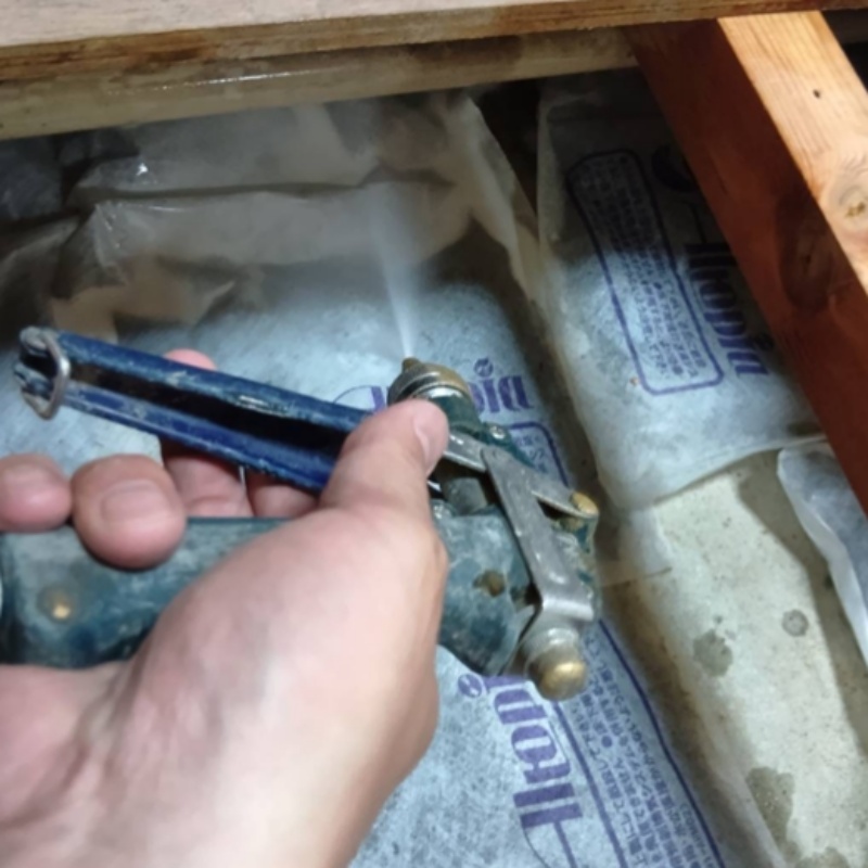 床下の土壌にシロアリ駆除剤を散布した様子