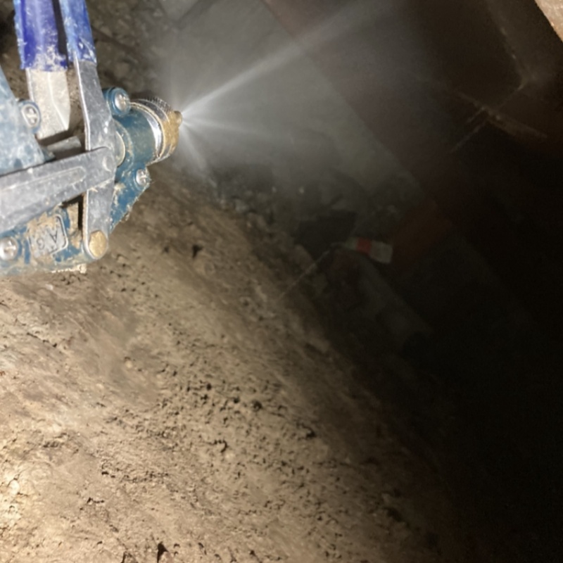 床下の土壌にシロアリ駆除剤を散布した様子