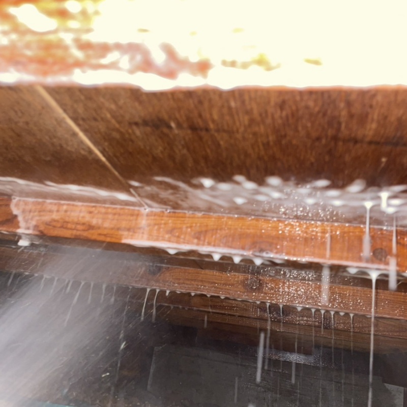 床下の木材にシロアリ駆除剤を散布する様子