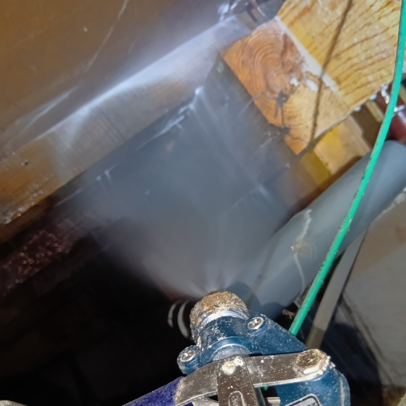 床下の木材にシロアリ駆除剤を散布する様子