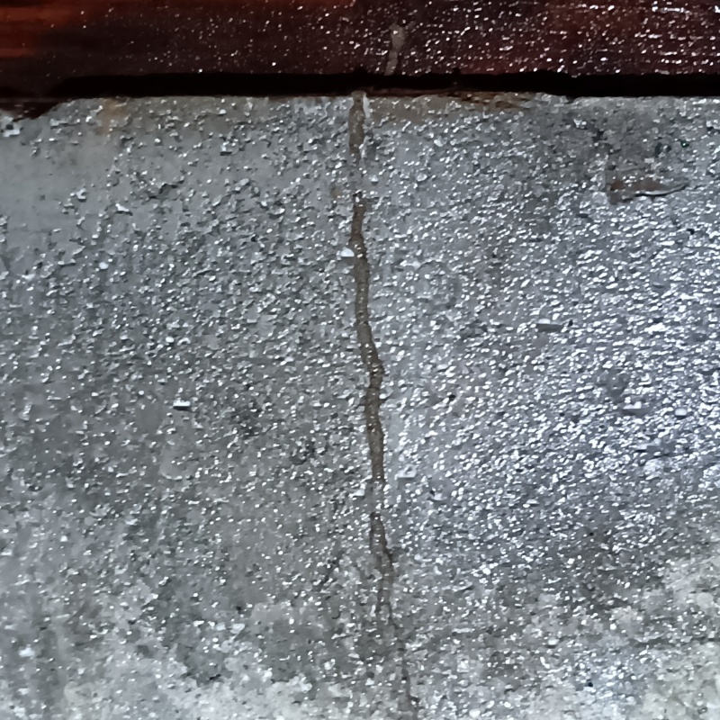 蟻道のある床下の基礎部分にシロアリ駆除剤を散布した様子