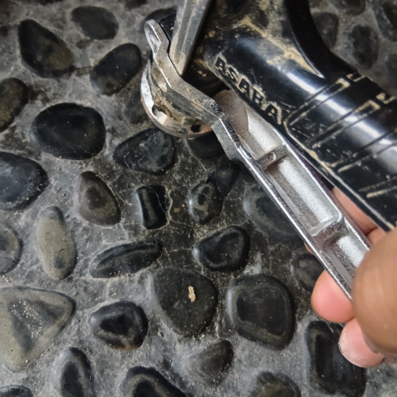 床にシロアリ駆除剤を注入