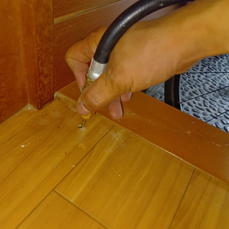 床にシロアリ駆除剤を注入