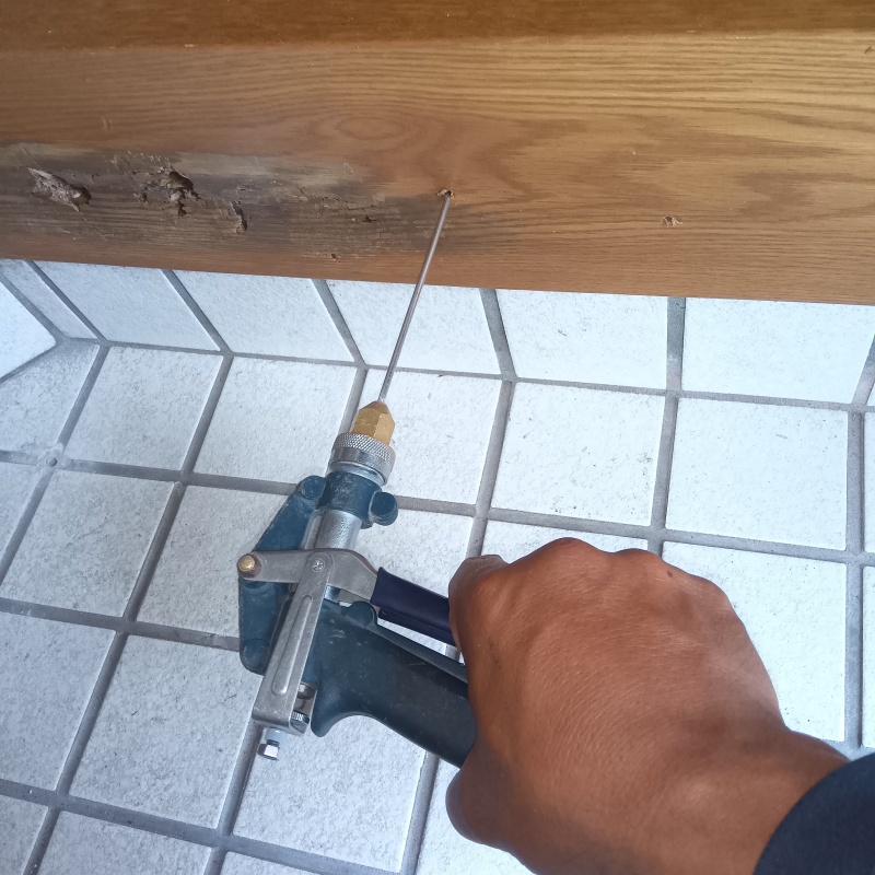 玄関の木部にシロアリ駆除剤を注入