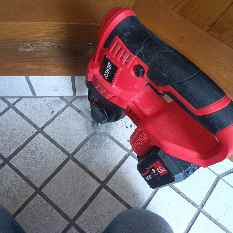 床にシロアリ駆除剤を注入