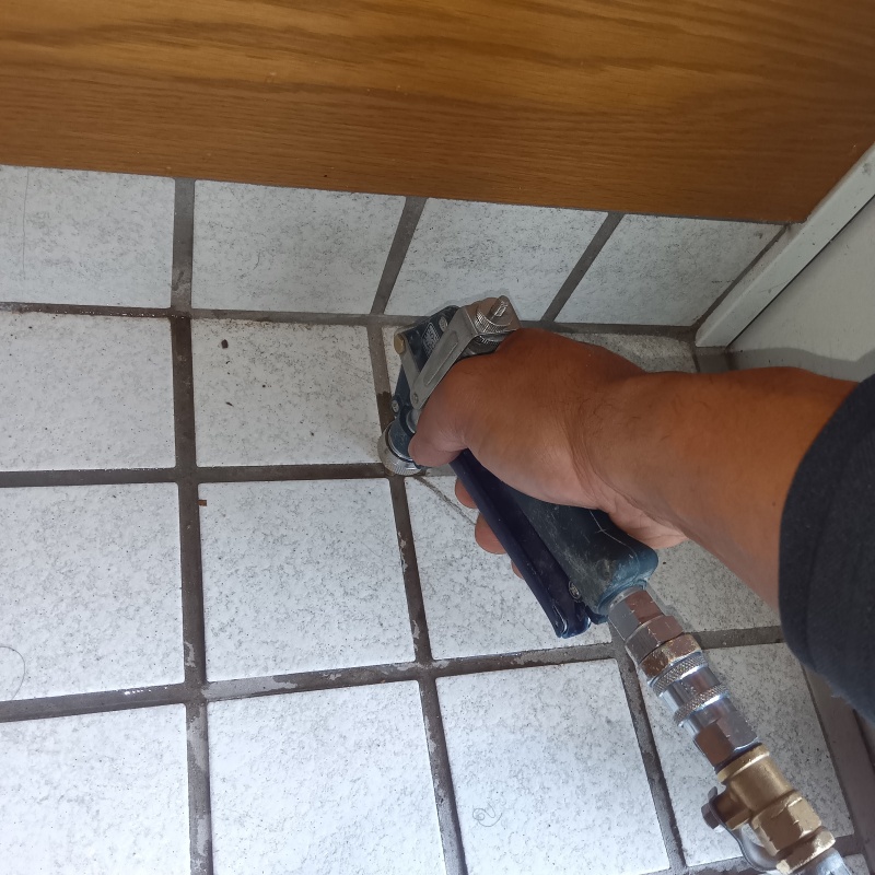 床にシロアリ駆除剤を注入