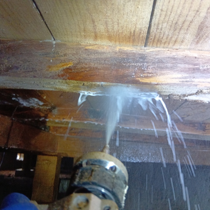 床下の木材にシロアリ駆除剤を散布