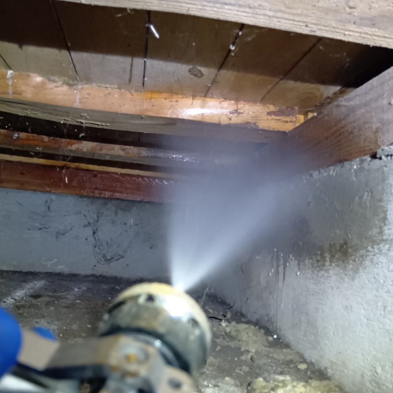 床下の木材にシロアリ駆除剤を散布