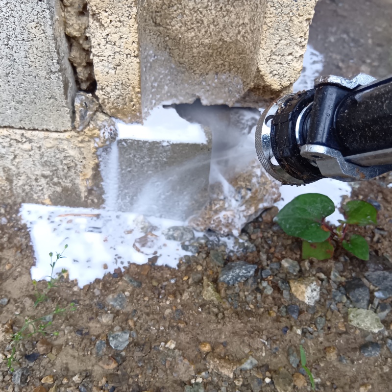 建物の外周にシロアリ駆除剤を散布