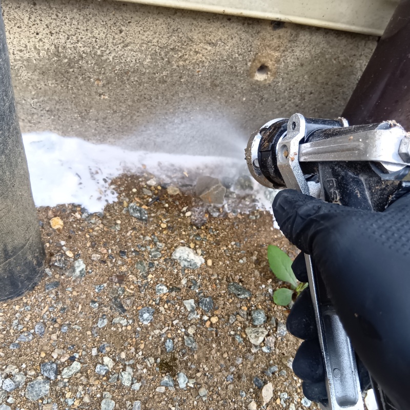 建物の外周にシロアリ駆除剤を散布