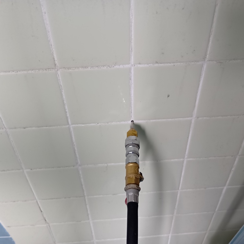 壁にシロアリ駆除剤を注入