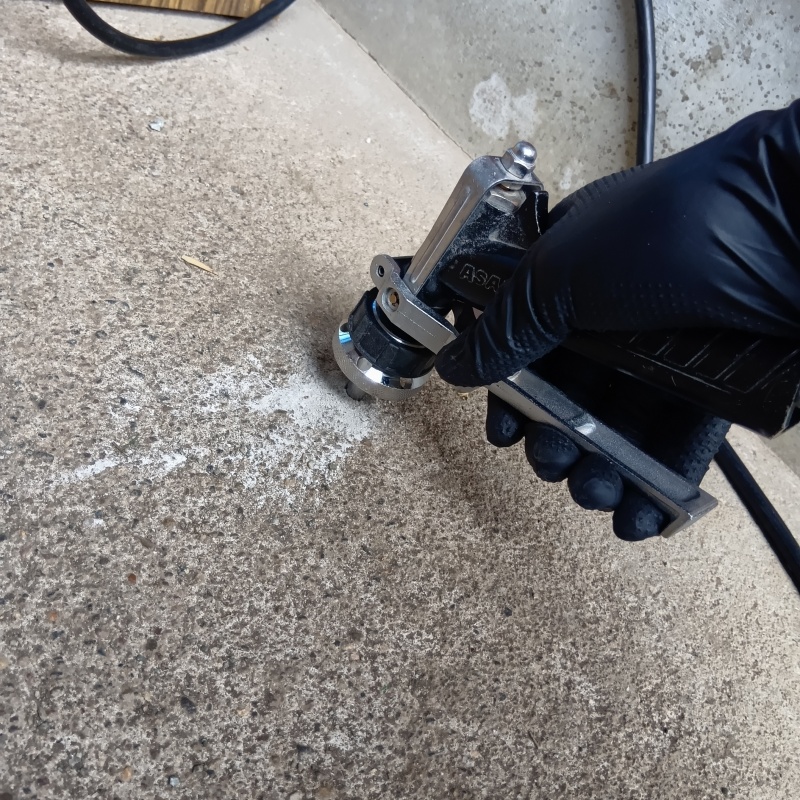 床にシロアリ駆除剤を注入