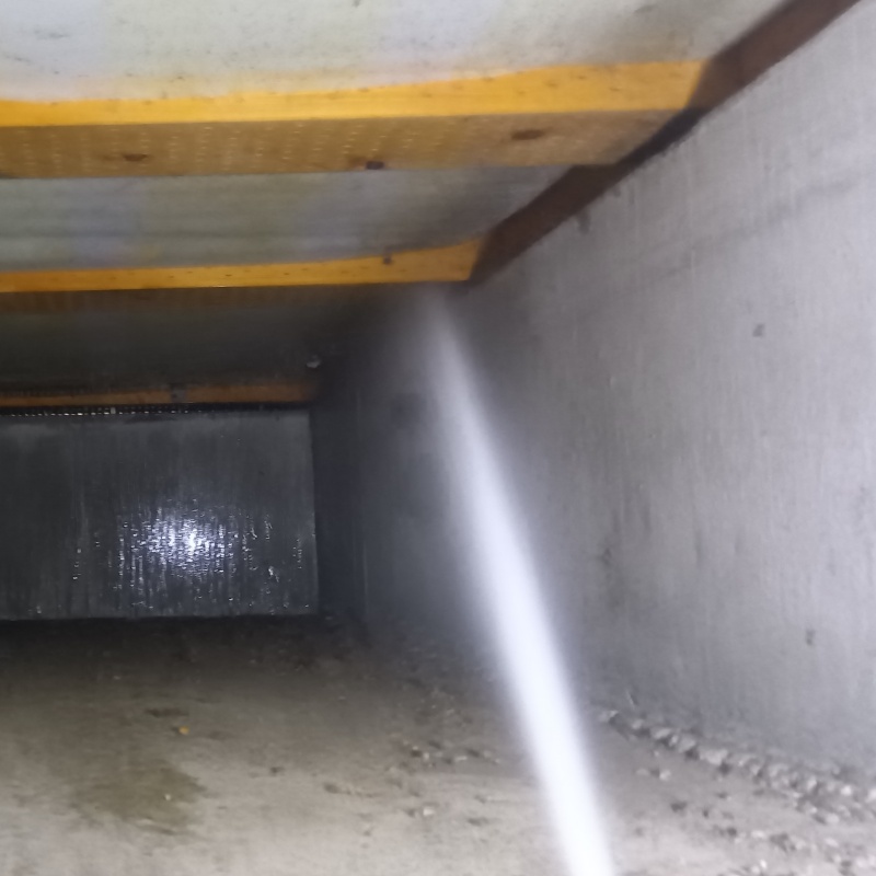 床下の木材にシロアリ駆除剤を散布