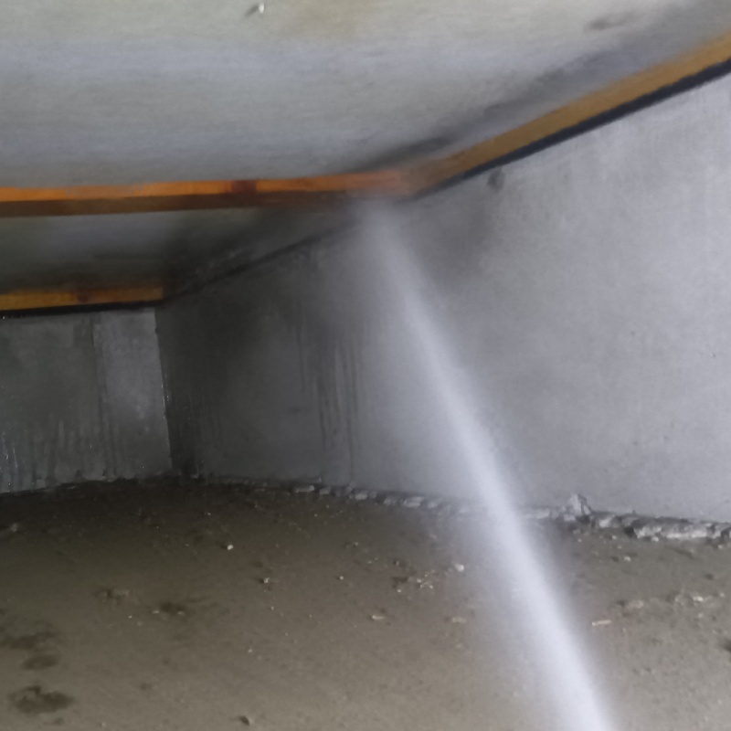 床下の木材にシロアリ駆除剤を散布