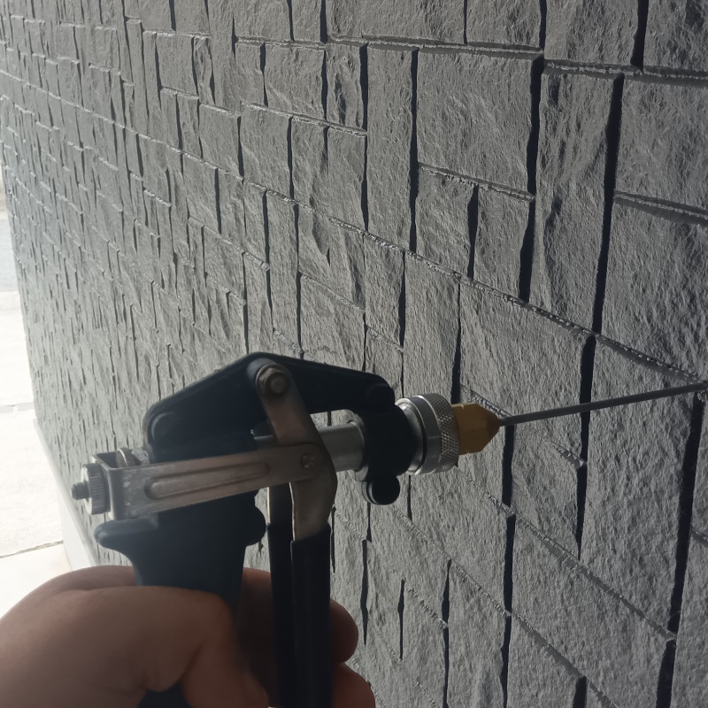 壁にシロアリ駆除剤を注入