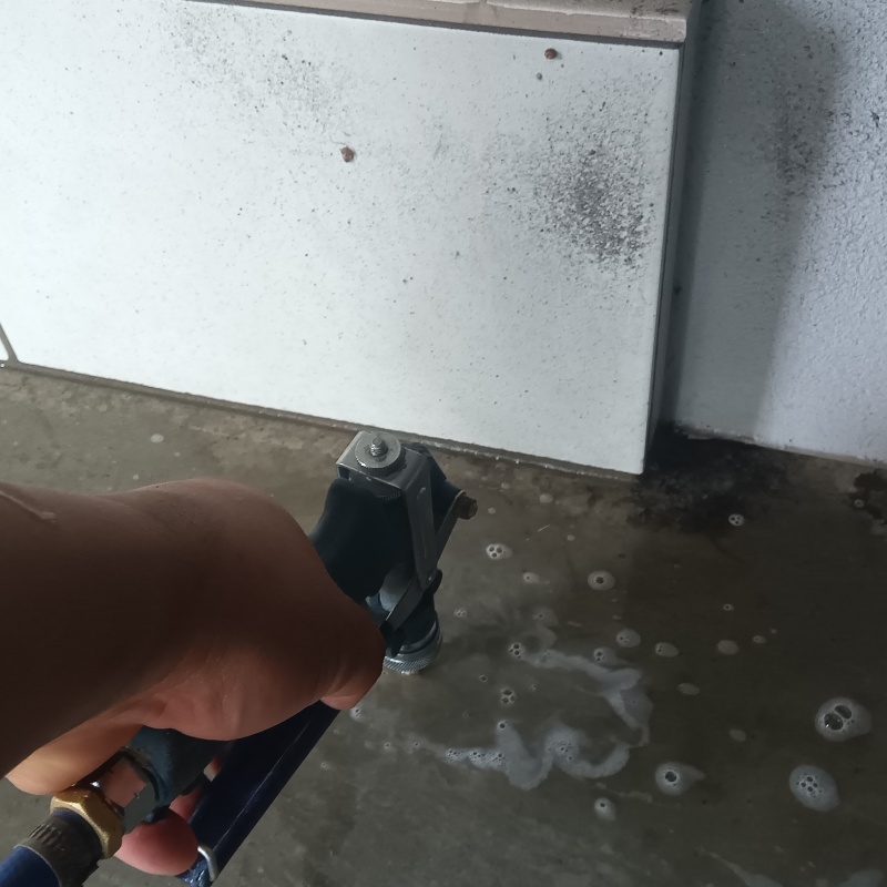 地面にシロアリ駆除剤を注入