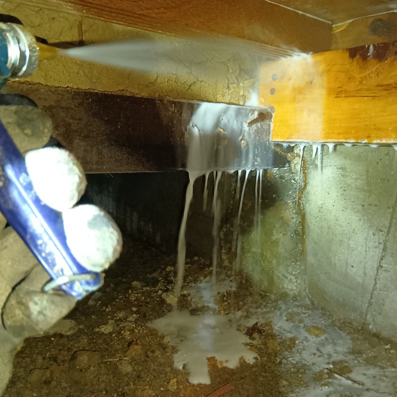 床下の木材にシロアリ駆除剤を散布