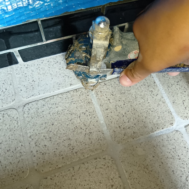 床にシロアリ駆除剤を注入