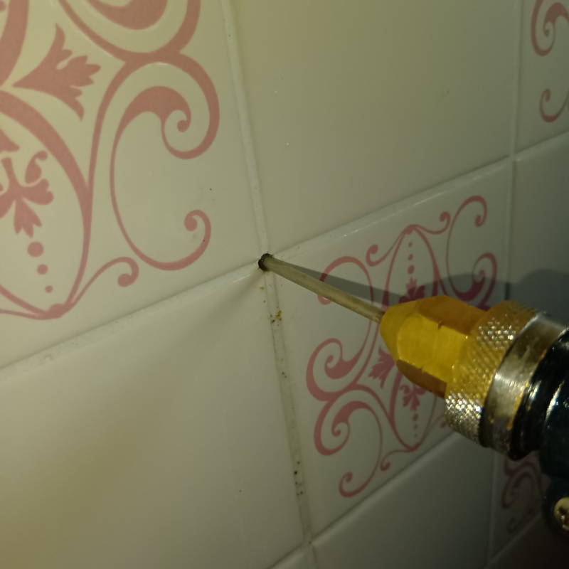 壁にシロアリ駆除剤を注入