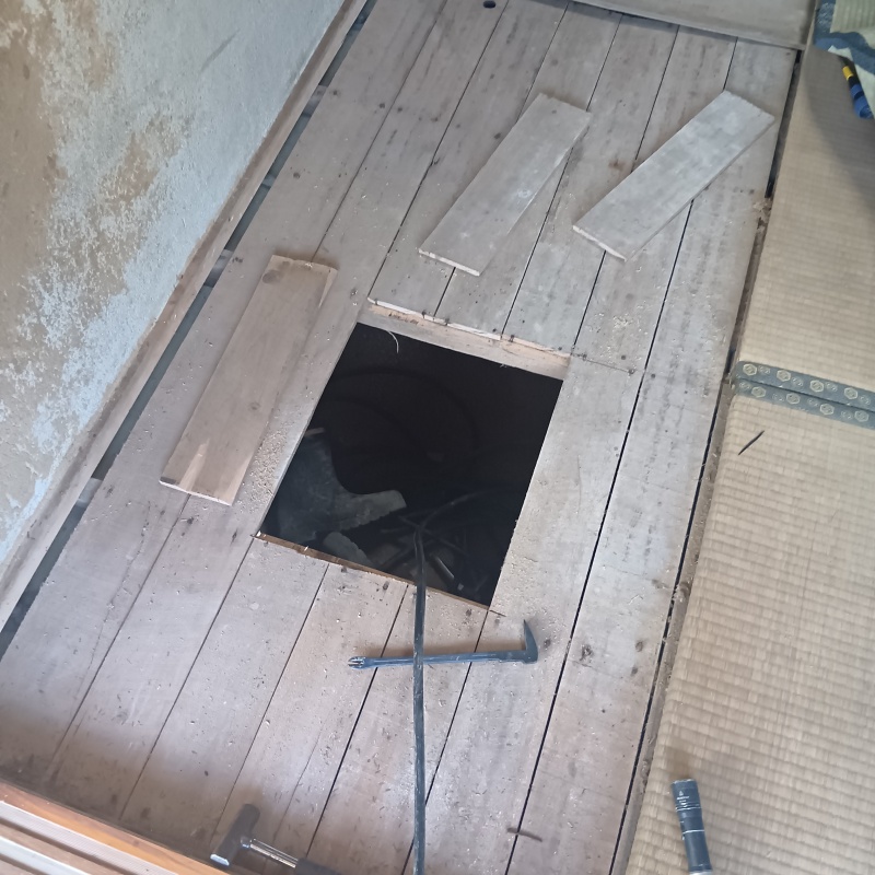 和室の床を切り抜いた様子