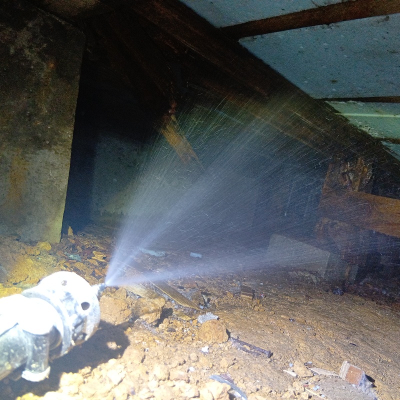 床下の木材にシロアリ駆除剤を散布