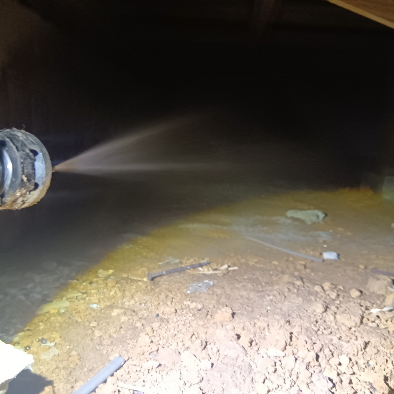 床下の地面にシロアリ駆除剤を散布