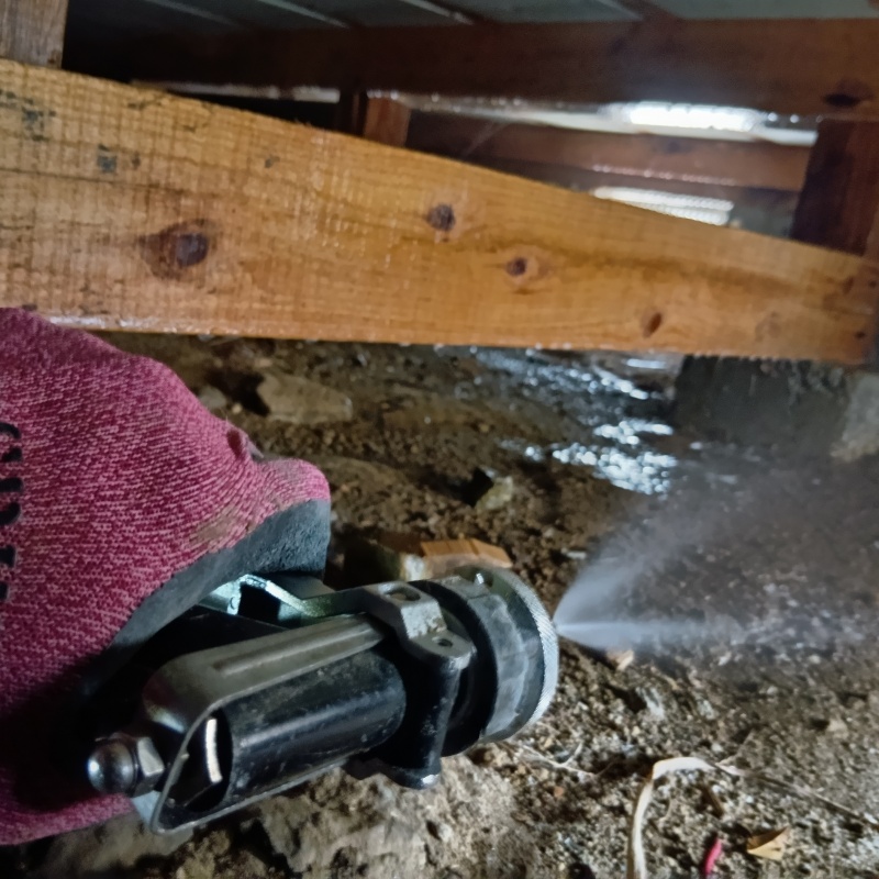 床下の地面にシロアリ駆除剤を散布