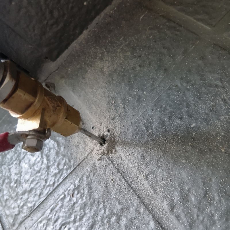 床にシロアリ駆除剤を注入