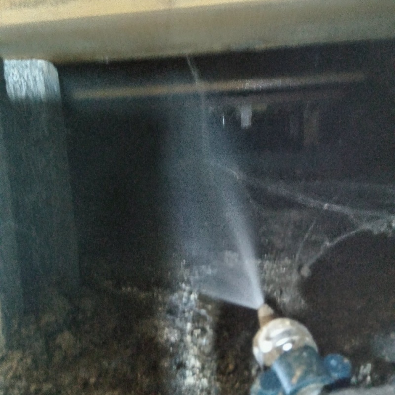 床下の木材にシロアリ駆除剤を散布