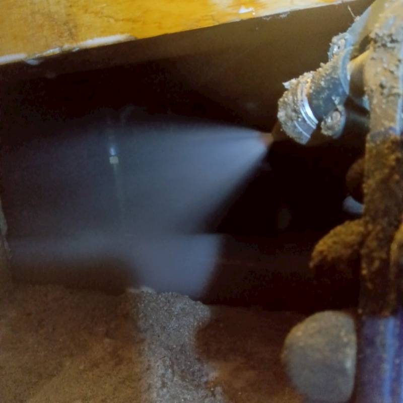 床下の地面にシロアリ駆除剤を散布